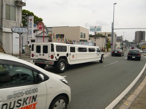 しばし、大渋滞　ハマーリムジンは全ての時間を止める